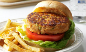 Für Abwechslung im Burger-Paradies: Hamburger mit selbst gemachten Thunfisch-Patties
