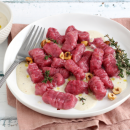 Rote Bete Gnocchi in sahniger Sauce mit Haselnüssen