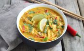 Leckere Kokos-Ramen-Nudeln mit Hähnchen auf Thailändische Art