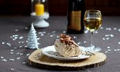 So ein ausgefallenes Weihnachtsdessert habt ihr noch nie gezaubert: Weihnachtliche Schoko-Nougat-Biskuitrollen