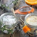 Originelle Geschenkidee aus dem Glas: Aromatisches Salz mit Kräutern & Orange