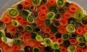 Bunte Blumentarte aus Gemüse