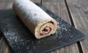 Fluffig leichte BISKUITROLLE mit Erdbeerkonfitüre