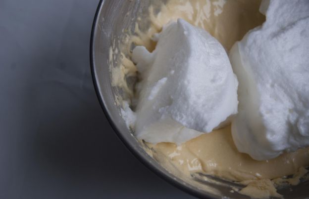 Fluffig leichte BISKUITROLLE mit Erdbeerkonfitüre