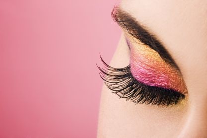 Lange, geschwungene WIMPERN: Diese 5 Hausmittel machen es möglich