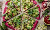 Wir kochen pink: ROTE BETE PIZZA mit Sprossen und Granatapfelkernen