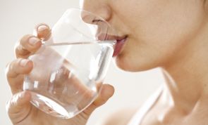 Mythos oder Fakt? Hilft Wasser trinken vor den Mahlzeiten beim Abnehmen?