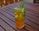 Alkoholfreie Mojito-Variante: Frischer Sommercocktail mit Kräuterlimonade