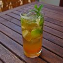 Alkoholfreie Mojito-Variante: Frischer Sommercocktail mit Kräuterlimonade