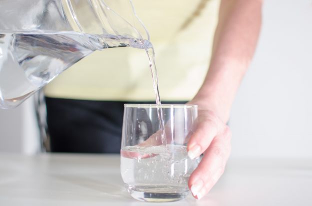 FLACHER BAUCH DURCH WASSER TRINKEN - GEHT DAS?