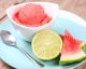 Erfrischendes Wassermelonen-Sorbet mit Minze und Limette