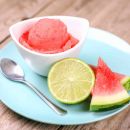 Erfrischendes Wassermelonen-Sorbet mit Minze und Limette