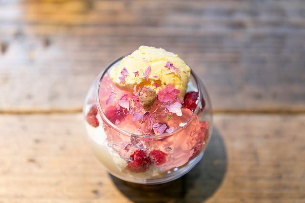 rezept für blumige rosen-eiscreme