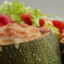 LECKER GEFÜLLT: Runde Zucchini mit Gemüse und Käse überbacken
