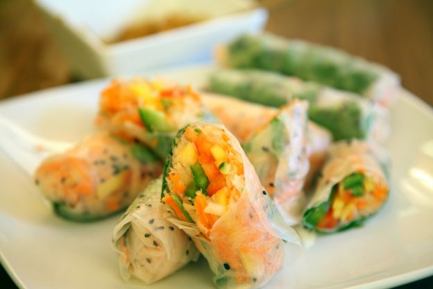 vegetarische thai-summer rolls mit erdnuss-dip (2 portionen)