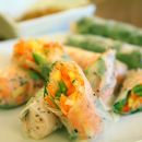 Leichtes Sommerrezept: Veggie-Summer Rolls mit Erdnuss-Dip