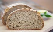 So verwendet ihr altes Brot gegen Schwielen