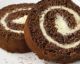 Eingerolltes Tiramisu in einer schokoladigen Roulade