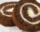 Eingerolltes Tiramisu in einer schokoladigen Roulade