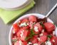 Erfrischender Sommersalat mit Feta und Melonen