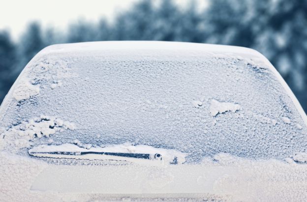 Eis kratzen: So werden Autoscheiben eisfrei