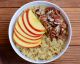 Gestärkt in den Tag: Süßer Quinoa-Porridge mit Äpfeln und Walnüssen!