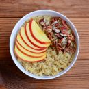 Gestärkt in den Tag: Süßer Quinoa-Porridge mit Äpfeln und Walnüssen!