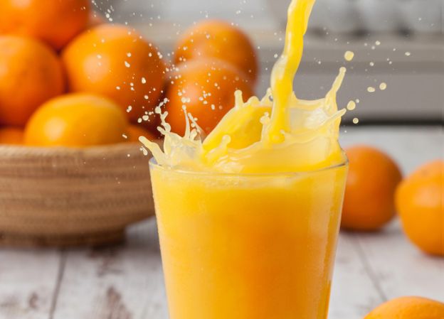 Frisch gepressten Orangensaft trinken