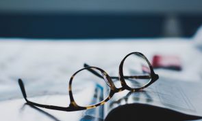 Einen klaren Durchblick behalten: Schnelle Tricks zur Brillenreinigung