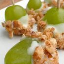 Leckere Frucht-Häppchen mit Trauben und weißer Schokolade