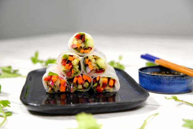 Avocado Sommerrollen mit Limetten-Knoblauch-Sauce