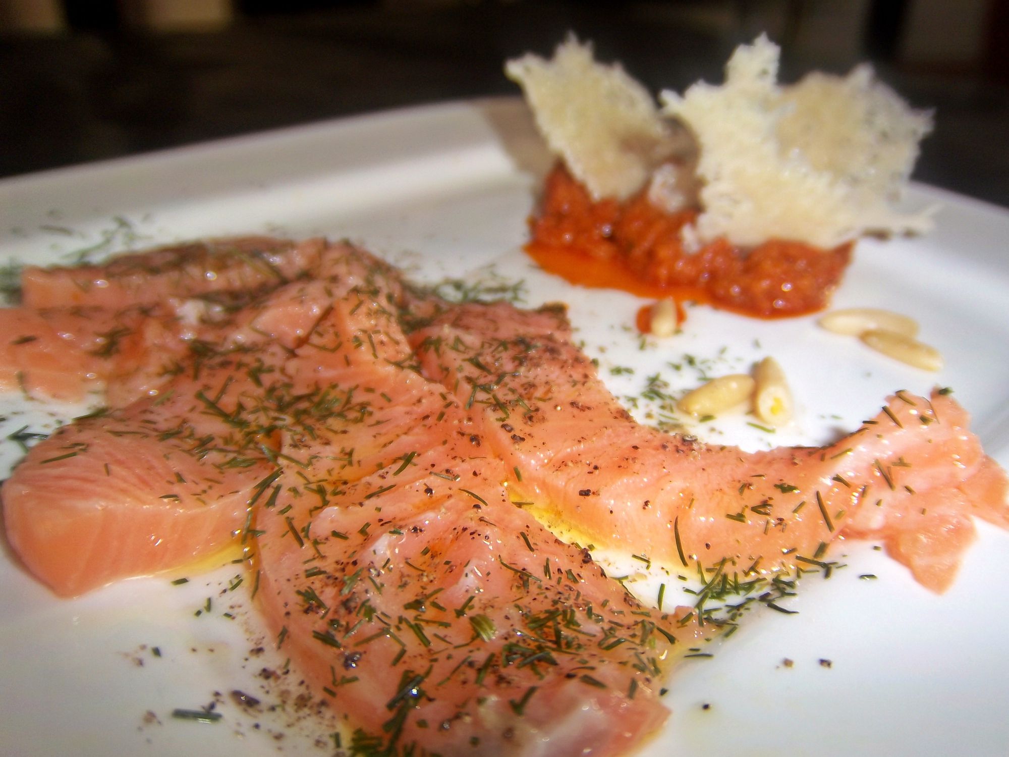Carpaccio vom Lachs mit Tomatenpesto und Parmesanchips (2.7/5)