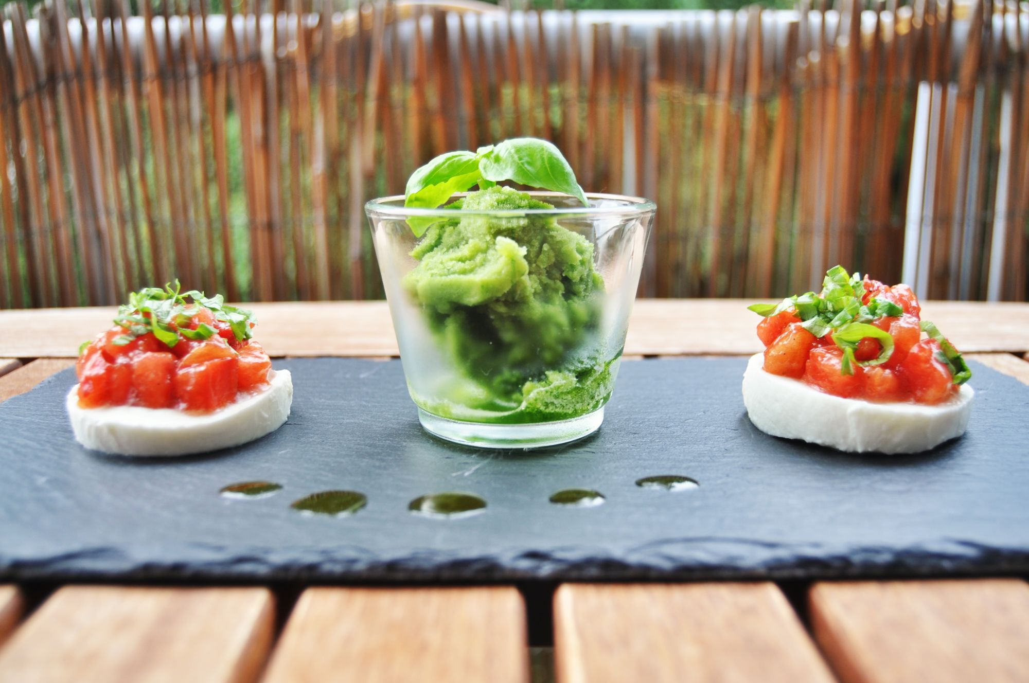 Basilikum-Ingwer-Sorbet mit Tomatensalat auf Büffelmozzarella (2.9/5)