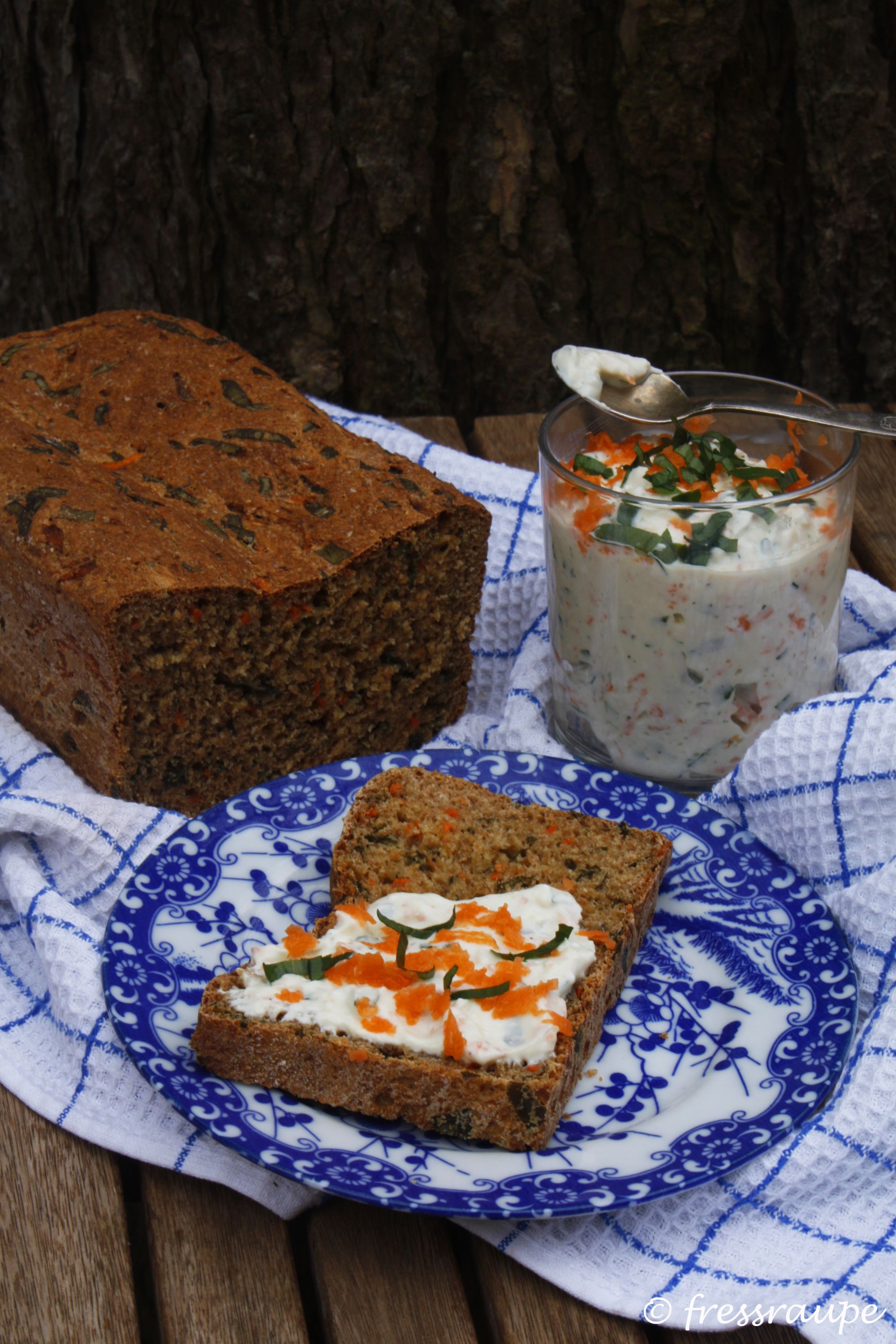 Bärlauch-Karotten-Brot mit Dip (4/5)