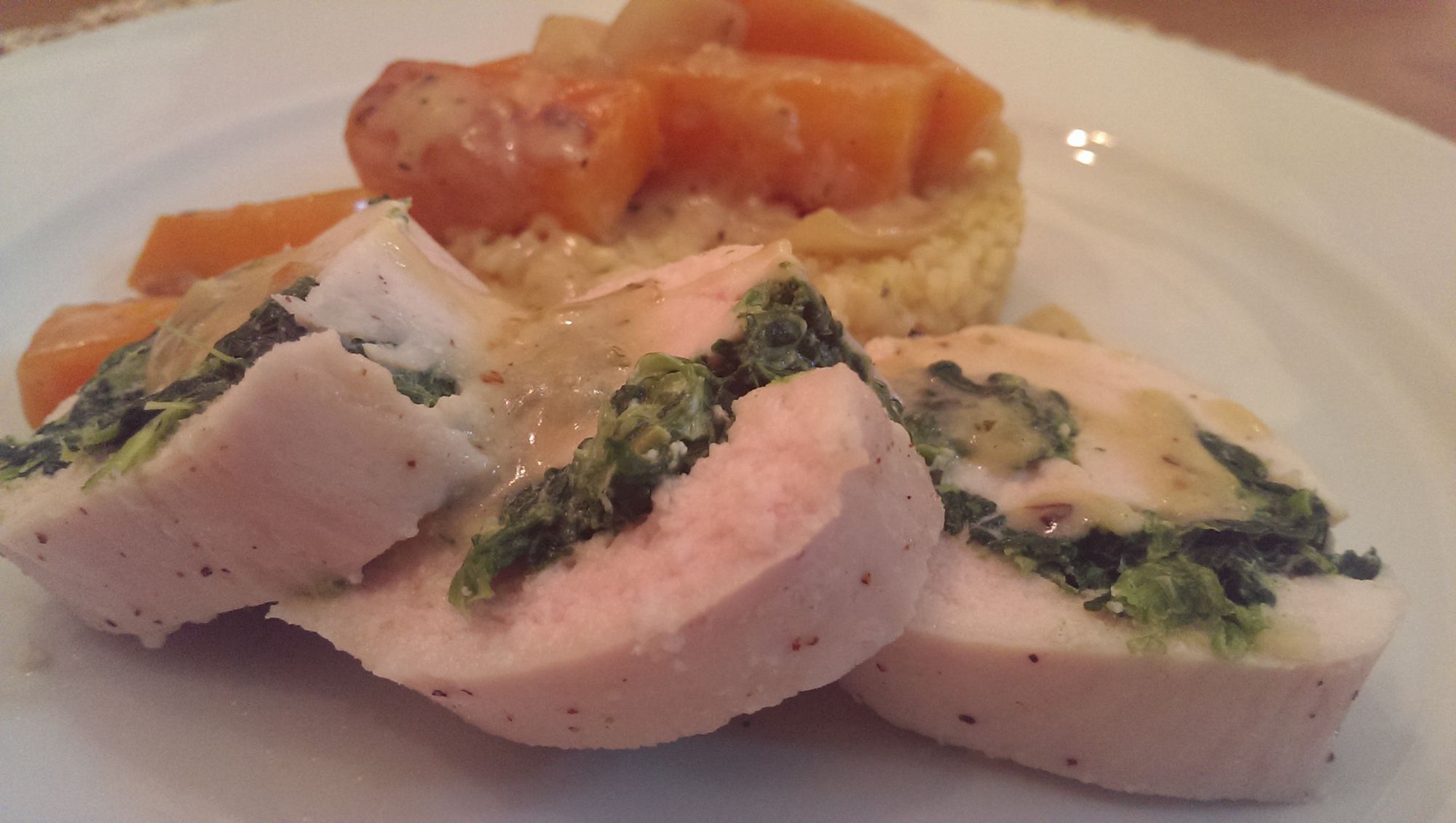 Gegarte Hähnchenroulade mit Möhrengemüse (4/5)