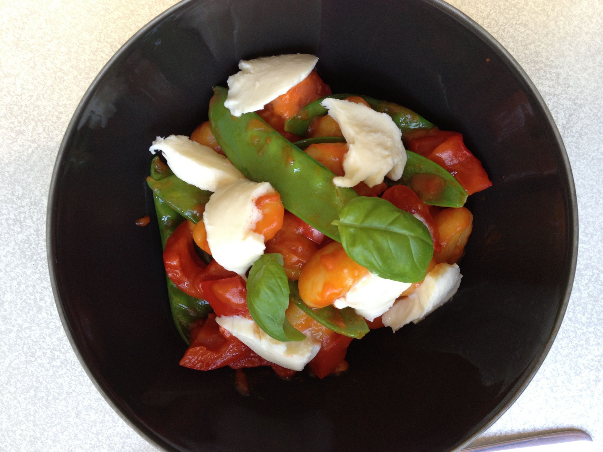 Gnocchi mit scharfer Tomaten-Zuckerschoten-Soße und Mozzarella (3.9/5)
