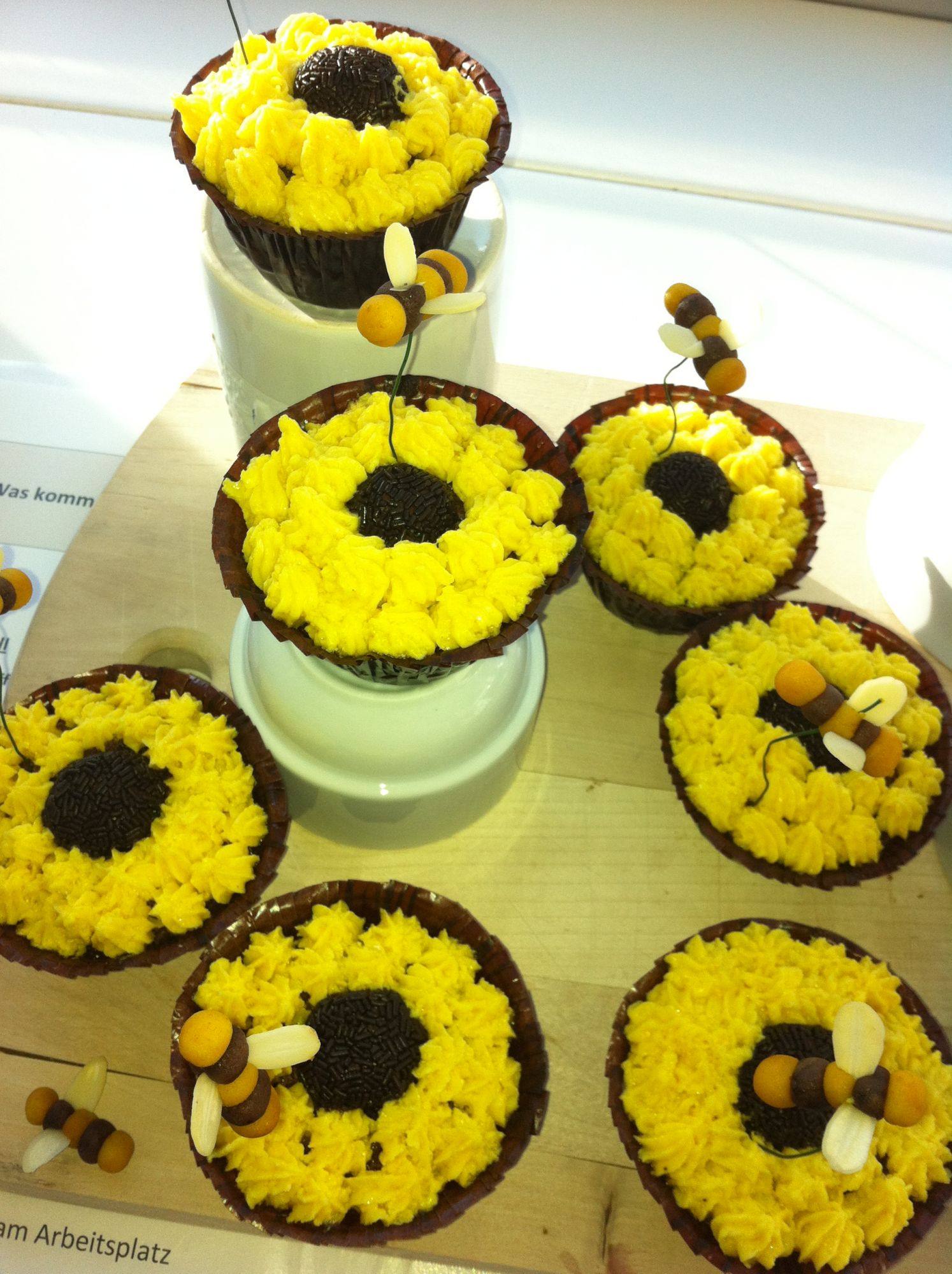 Sonnenblumen-Cupcakes mit Marzipan-Bienchen (3.8/5)