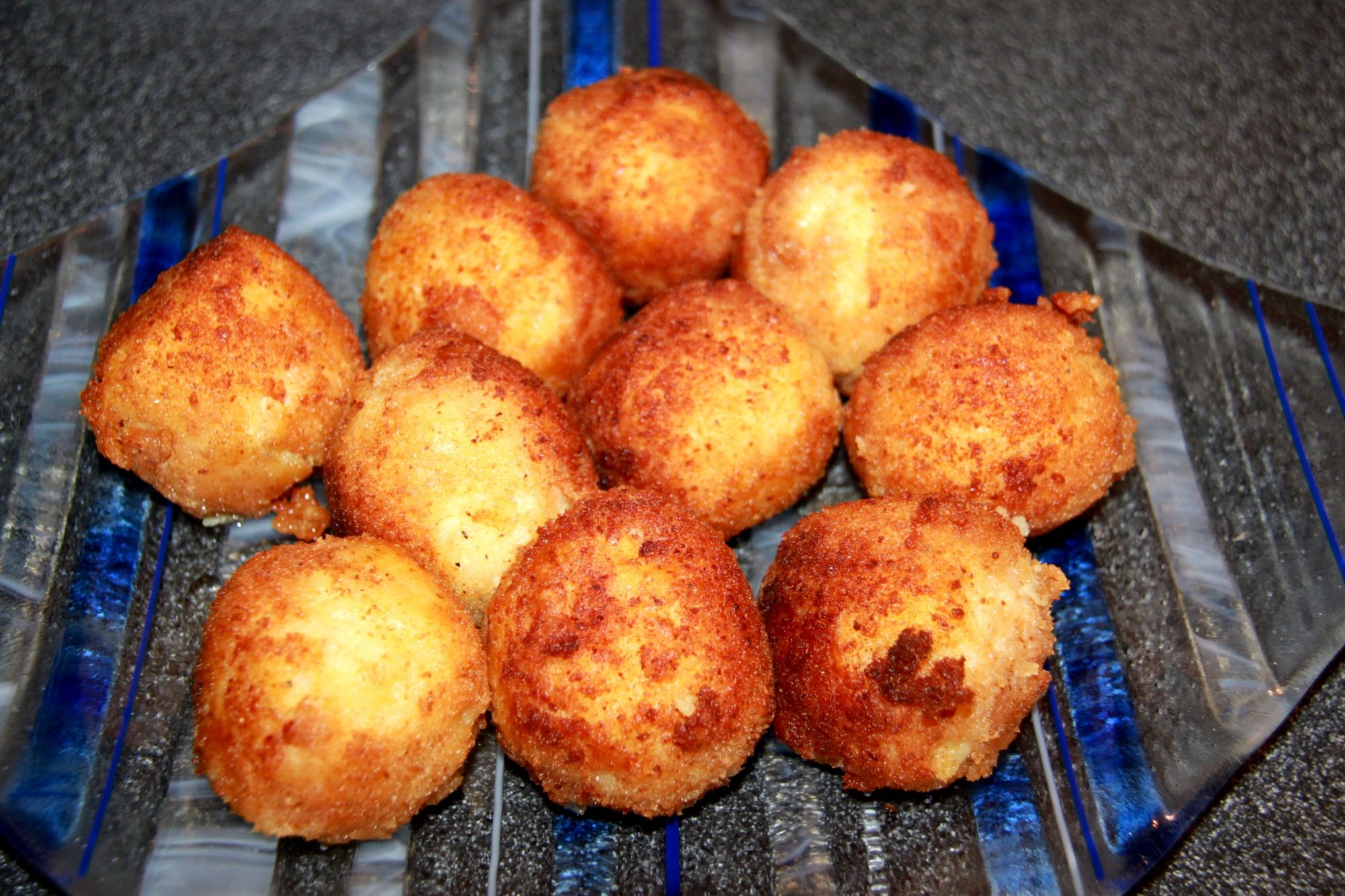 FRITTIERTE Reisbällchen mit MOZZARELLA-Füllung! Arancini di Riso - eine ...