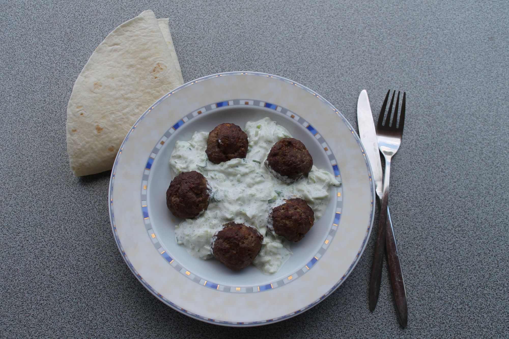 gebackene Fleischbällchen mit Tzaziki