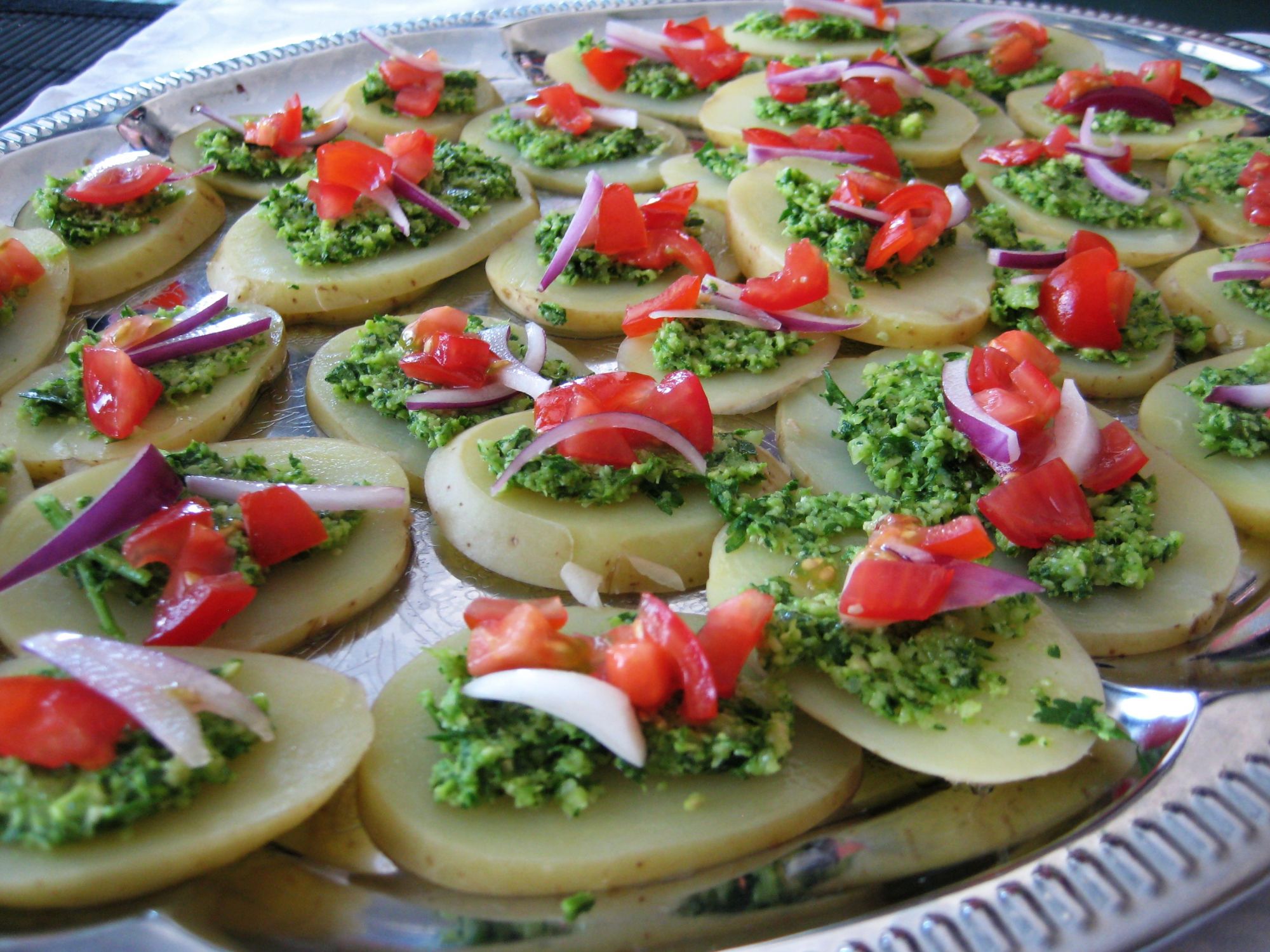 Lauwarmes Kartoffel-Carpaccio mit Cashew-Sellerie Persillade (4/5)