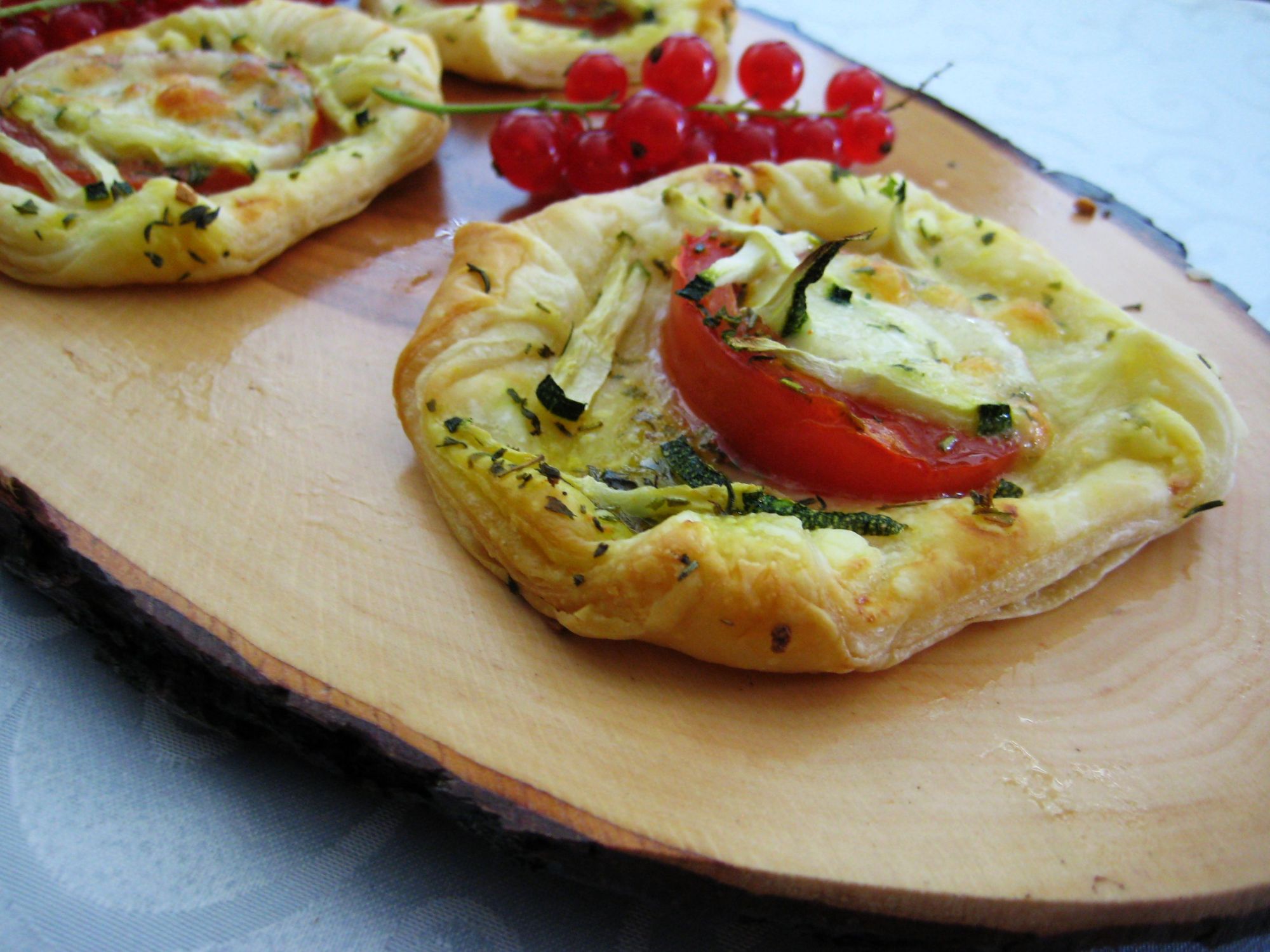 Blätterteigquadrate mit Tomaten, Zucchini und Mozzarella