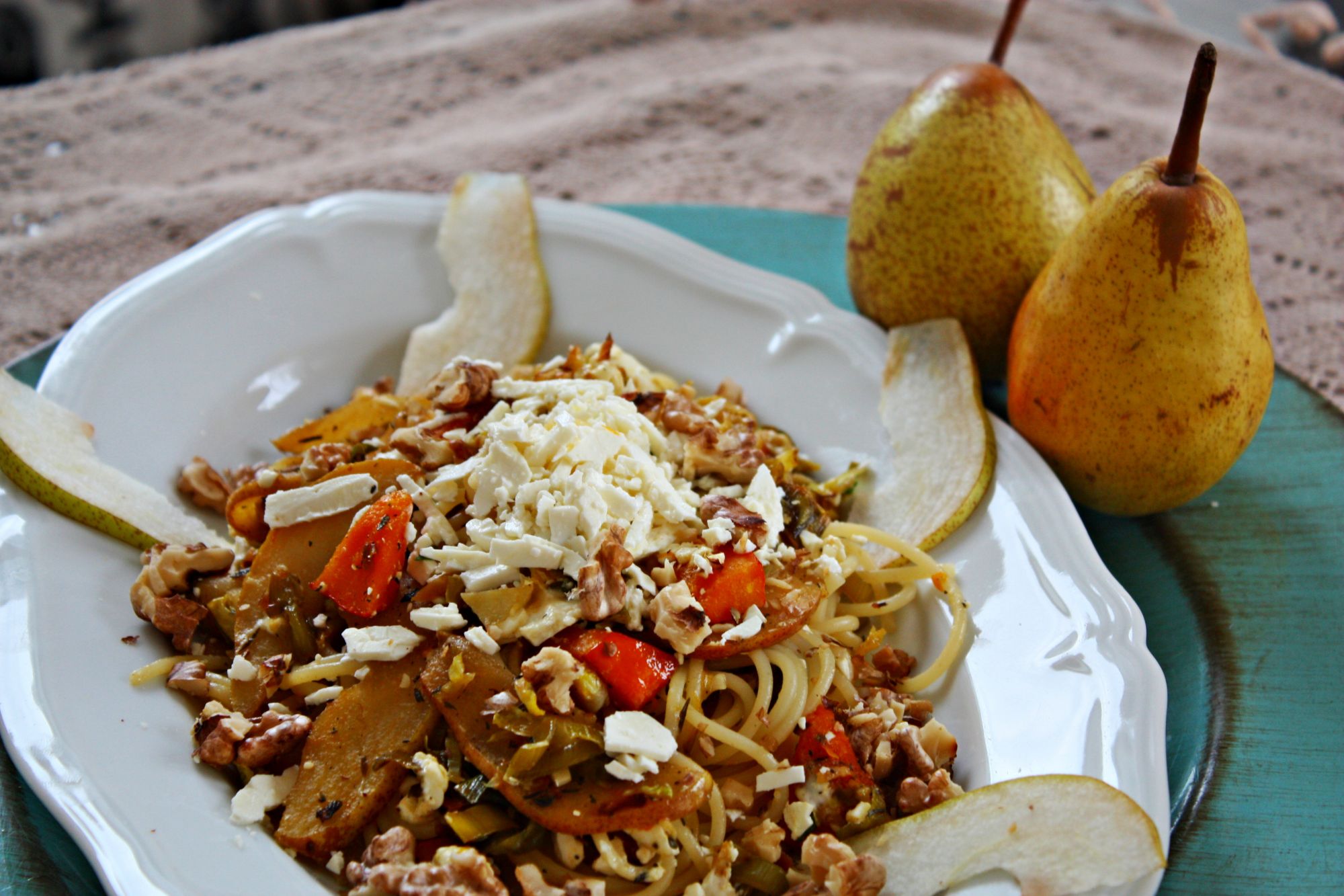 Pasta mit karamellisierter Honigbirne, Hokkaido, Feta und gerösteten ...