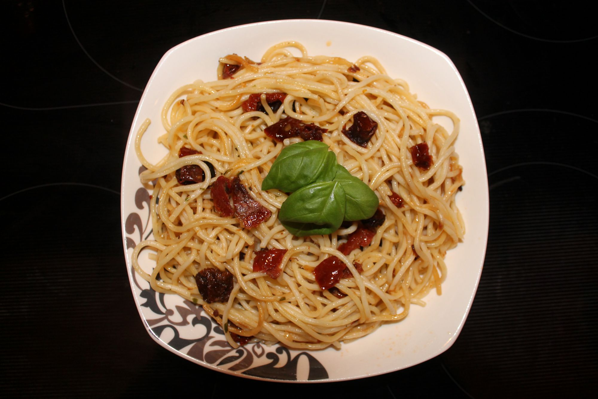 Spaghetti mit getrockneten Tomaten