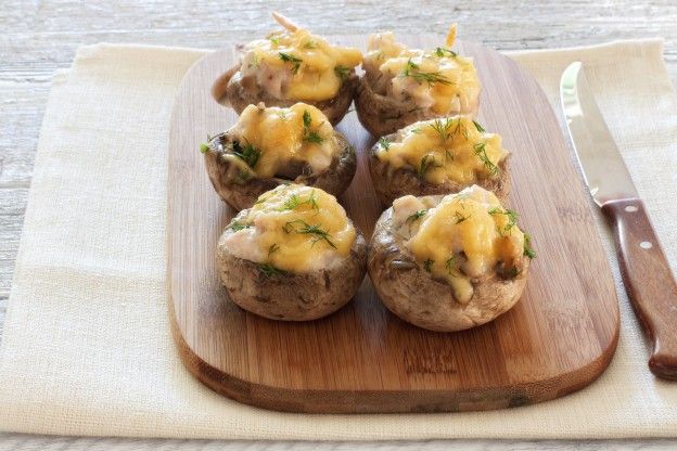 Mit Käse gefüllte Champignons
