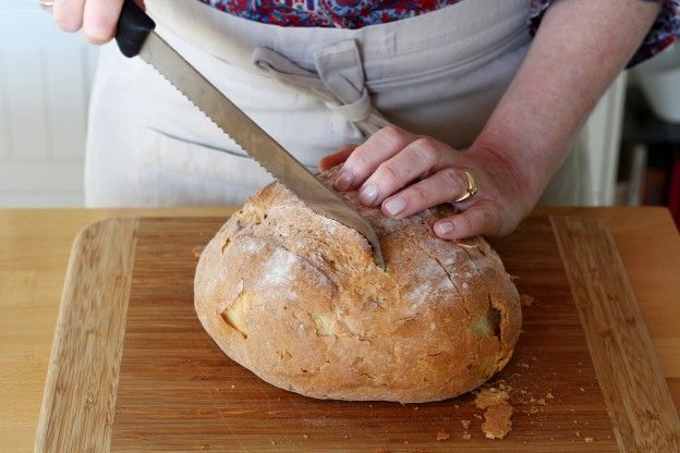Das Brot einschneiden