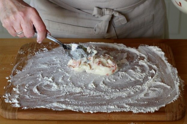 Die Béchamelsoße darauf geben
