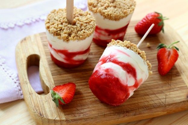 Eis Popsicles aus Erdbeer-Cheesecake