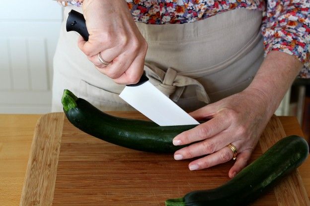 Die Zucchini halbieren