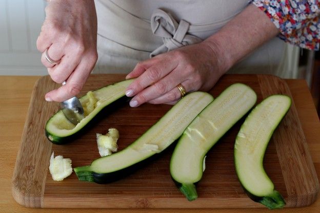 Die Zucchini entkernen