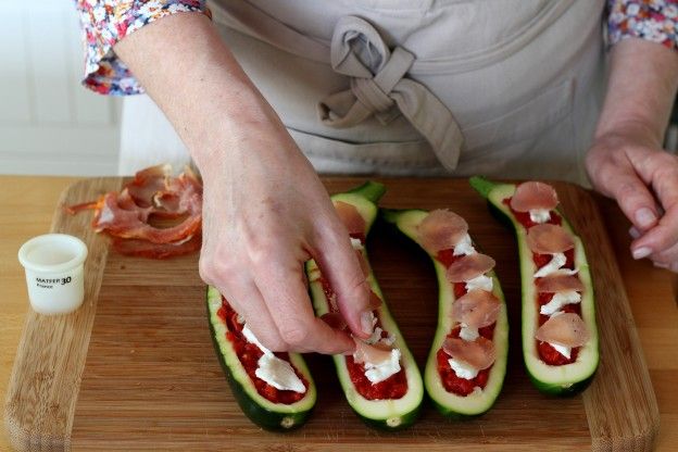 Den Schinken auf die Zucchini legen